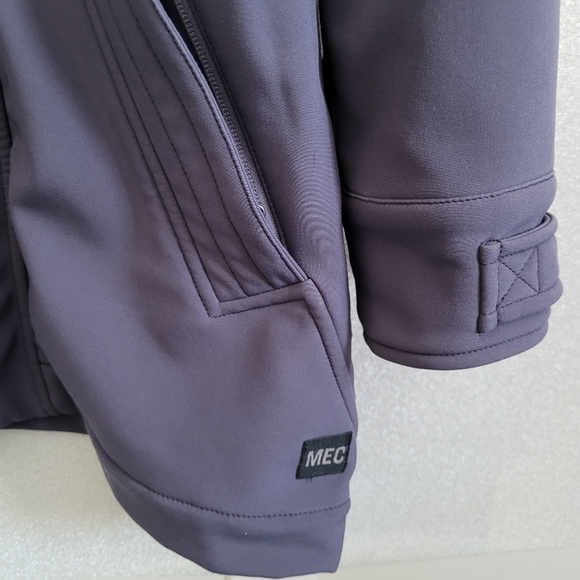 MEC Lined Jacket With Inside Pockets and Adjustable Hood Size Medium - Picture 4 of 7